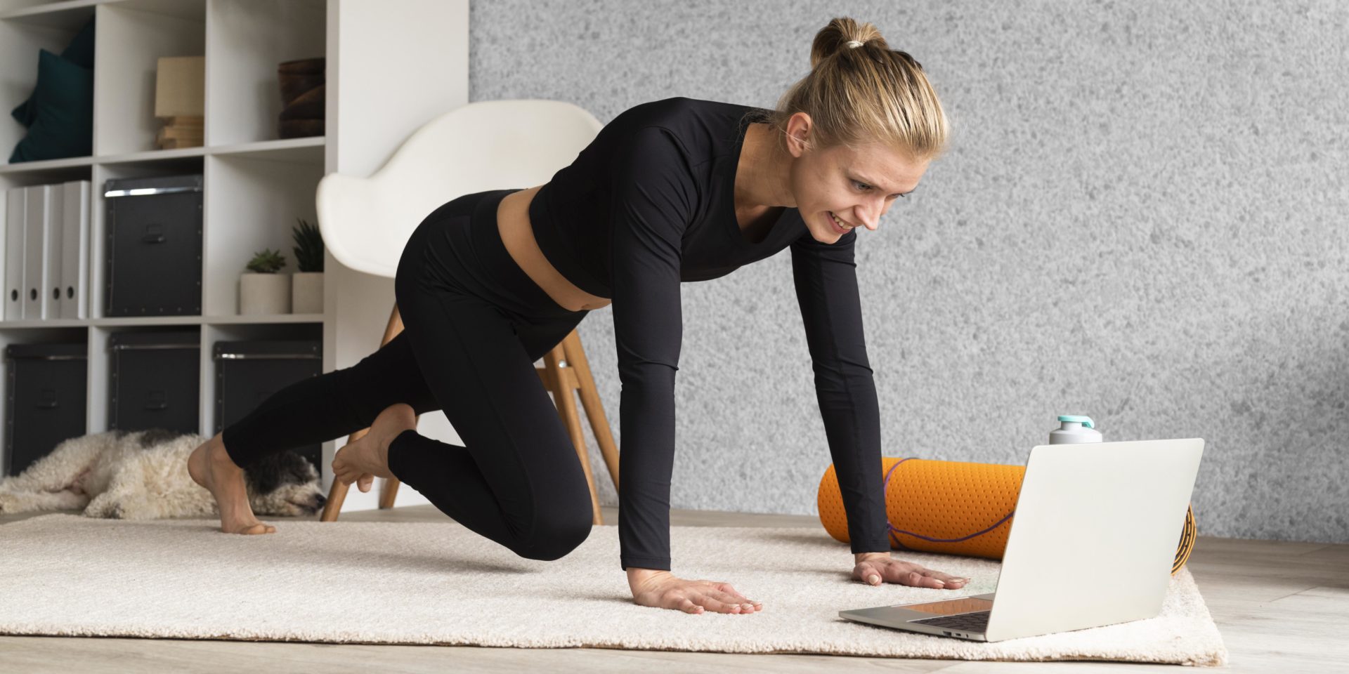 woman-doing-sport and with a laptop at the same time