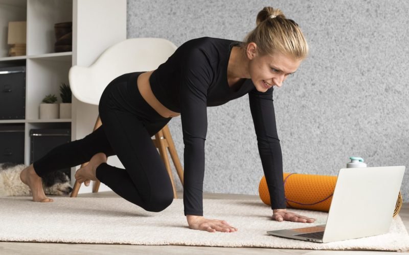 woman-doing-sport and with a laptop at the same time